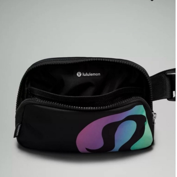 Lululemon Everywhere Belt Bag Rainbow Logo O/S Black NEW - Picture 4 of 10